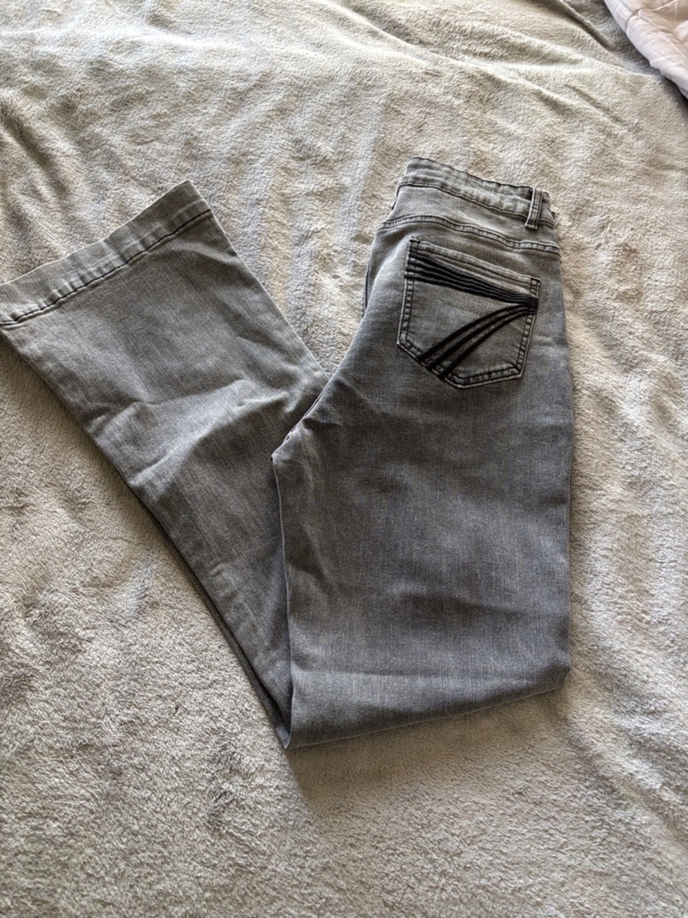 SHEIN Washed Gray Bootcut Jeans with Contrast Pocket Stitching